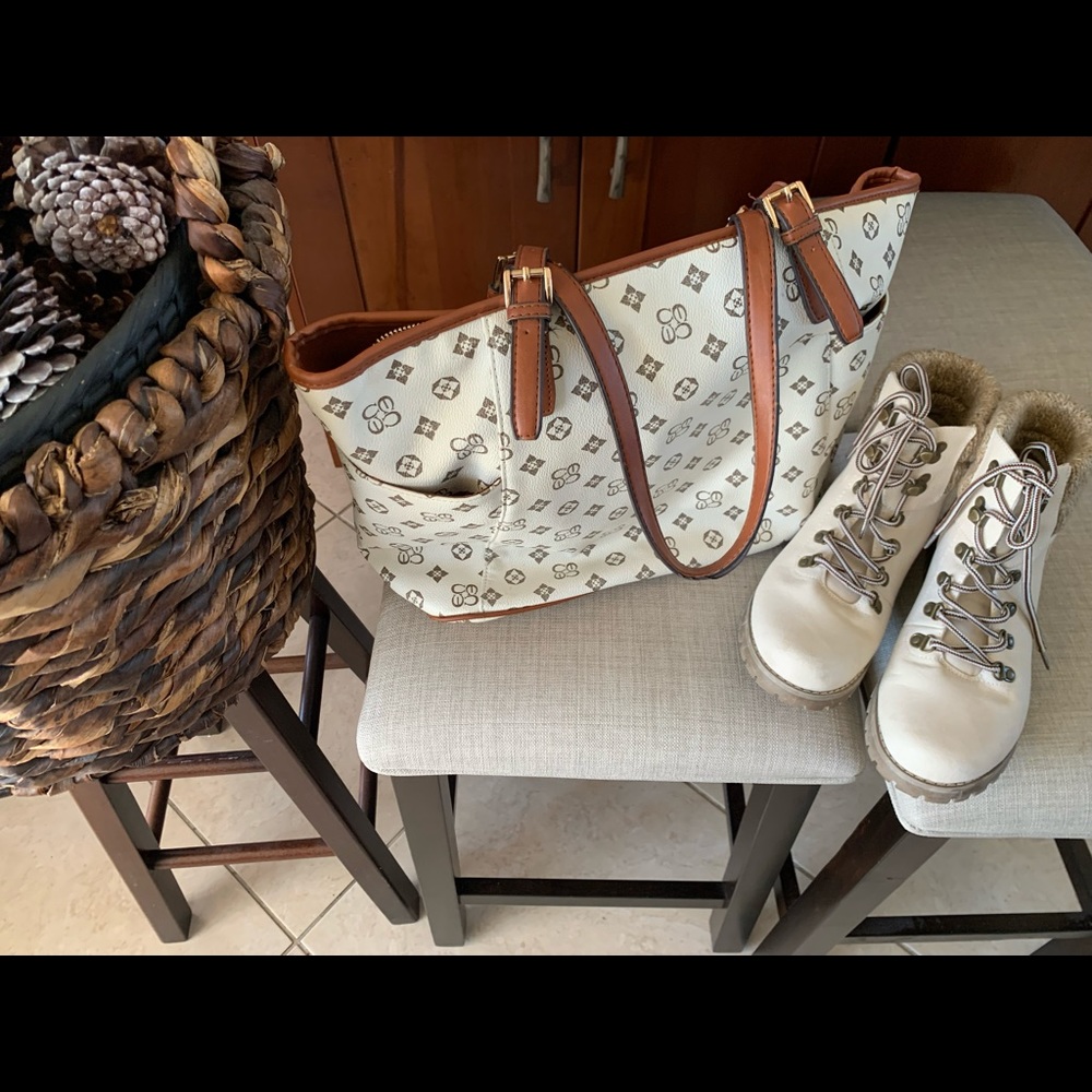 Women’s Size 8 creme color chunky Cliff booties, Size w/FREE gift